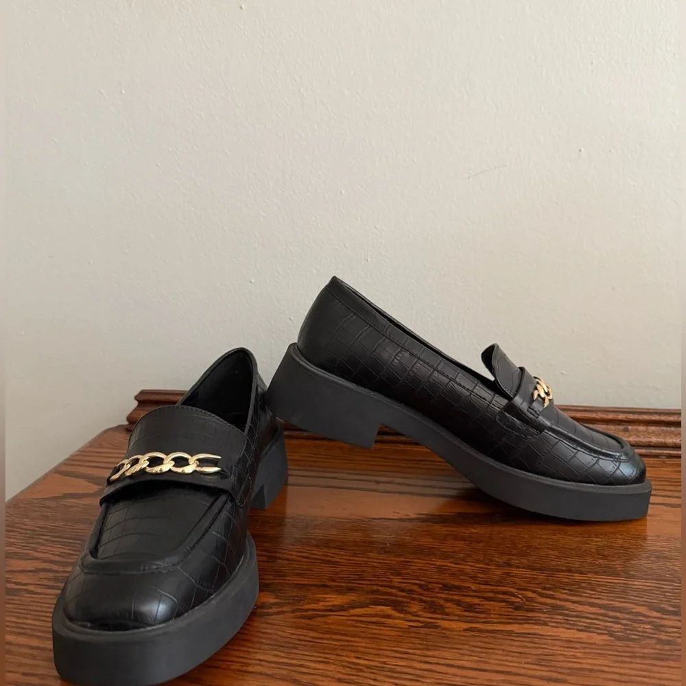 Kenneth Cole Reaction Women Black Sienna Lug Gold Chain Loafer